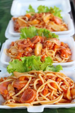 Domuz eti ve sebze spagetti lezzetlidir