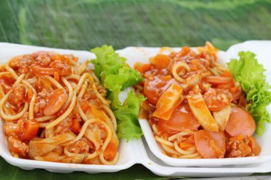 Domuz eti ve sebze spagetti lezzetlidir