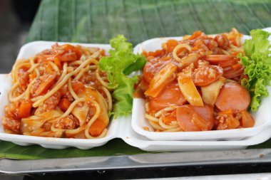 Domuz eti ve sebze spagetti lezzetlidir