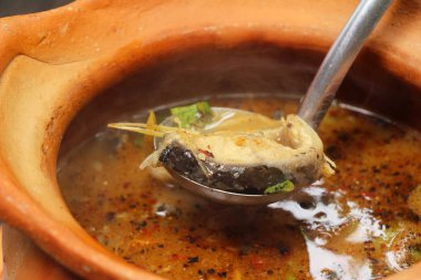 Erişte ve baharatlı balık pot haşlanmış pirinç