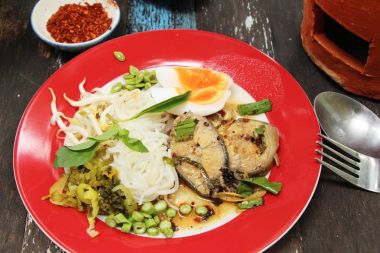 Erişte ve baharatlı balık pot haşlanmış pirinç