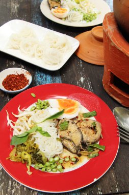 Erişte ve baharatlı balık pot haşlanmış pirinç