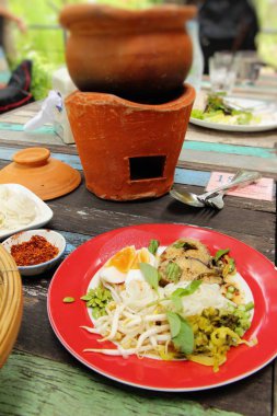 Erişte ve baharatlı balık pot haşlanmış pirinç