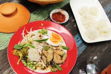 Erişte ve baharatlı balık pot haşlanmış pirinç