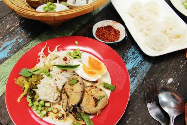 Erişte ve baharatlı balık pot haşlanmış pirinç