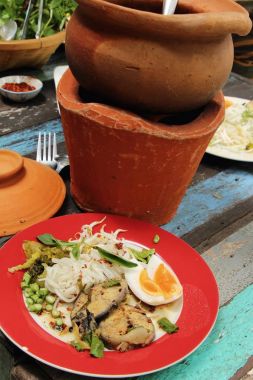 Erişte ve baharatlı balık pot haşlanmış pirinç