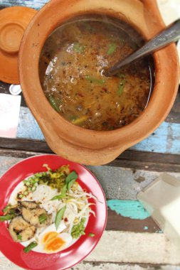 Erişte ve baharatlı balık pot haşlanmış pirinç