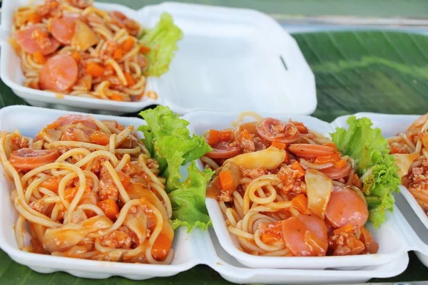 Domuz eti ve sebze spagetti lezzetlidir