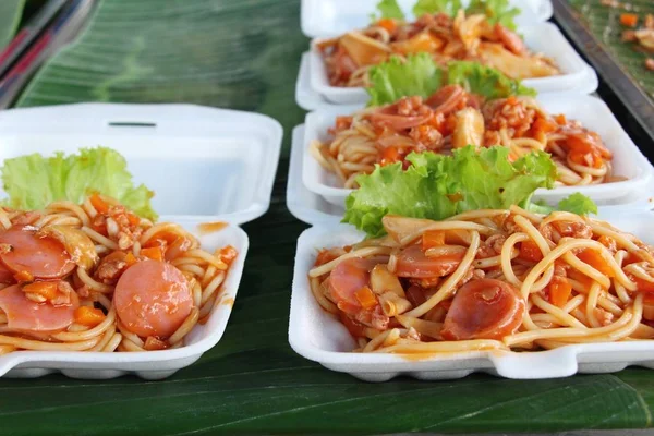 Domuz eti ve sebze spagetti lezzetlidir