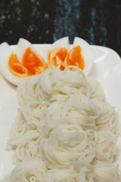 Tagliatelle di riso e pesce piccante pentola bollita — Foto Stock