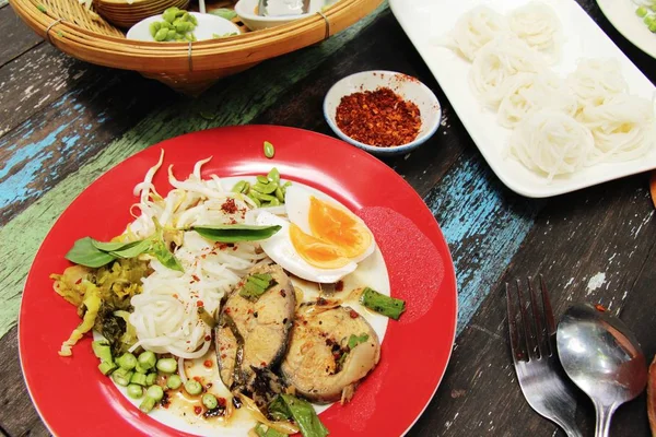 Erişte ve baharatlı balık pot haşlanmış pirinç