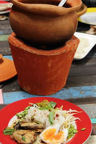 Erişte ve baharatlı balık pot haşlanmış pirinç