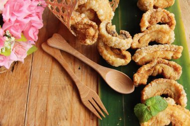 Kızarmış domuz deri üzerinde ahşap arka plan lezzetlidir