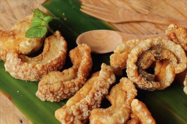 Kızarmış domuz deri üzerinde ahşap arka plan lezzetlidir