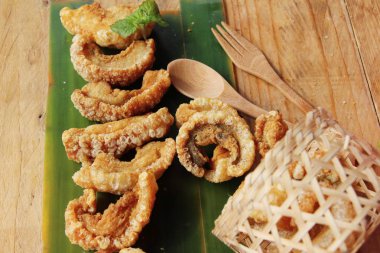 Kızarmış domuz deri üzerinde ahşap arka plan lezzetlidir