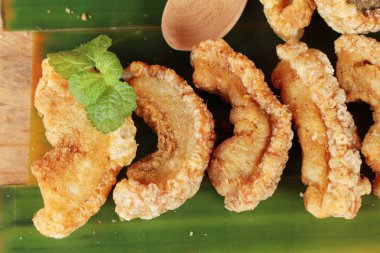 Kızarmış domuz deri üzerinde ahşap arka plan lezzetlidir