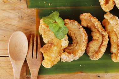 Kızarmış domuz deri üzerinde ahşap arka plan lezzetlidir