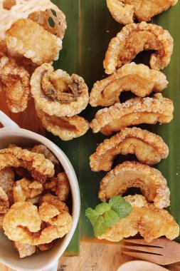 Kızarmış domuz deri üzerinde ahşap arka plan lezzetlidir