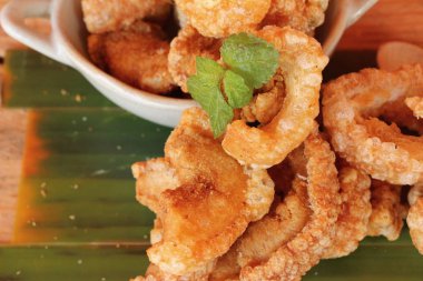 Kızarmış domuz deri üzerinde ahşap arka plan lezzetlidir