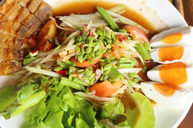 Baharatlı uzun fasulye ile gevrek domuz eti, yumurta tuzlu