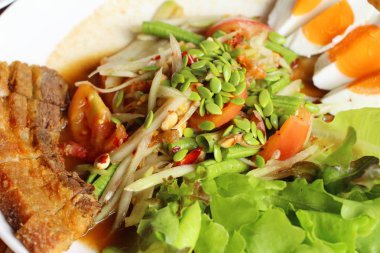 Baharatlı uzun fasulye ile gevrek domuz eti, yumurta tuzlu