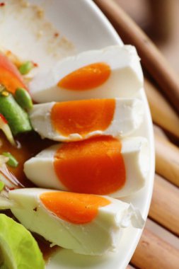 Baharatlı uzun fasulye ile gevrek domuz eti, yumurta tuzlu