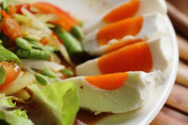 Baharatlı uzun fasulye ile gevrek domuz eti, yumurta tuzlu