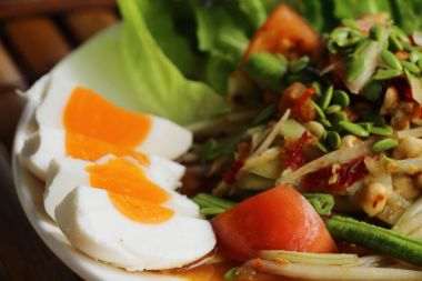 Baharatlı uzun fasulye ile gevrek domuz eti, yumurta tuzlu