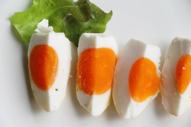 Tuzlu yumurta parçalara ayrılır