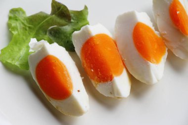 Tuzlu yumurta parçalara ayrılır