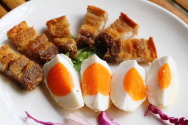 Tuzlu yumurta ve kızarmış domuz eti lezzetli