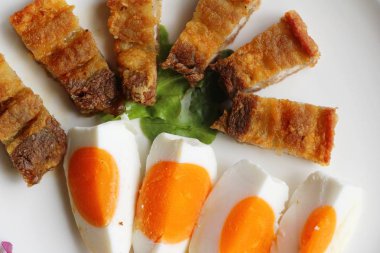 Tuzlu yumurta ve kızarmış domuz eti lezzetli