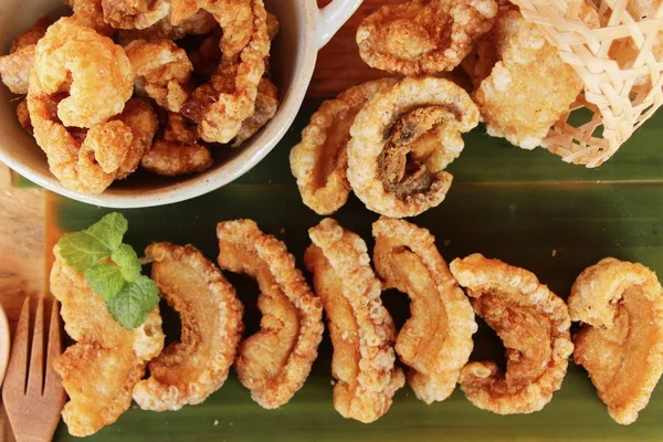 Piel de cerdo frito es delicioso sobre fondo de madera — Foto de Stock