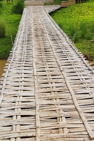 Puente sobre un canal en el campo, Tailandia — Foto de Stock