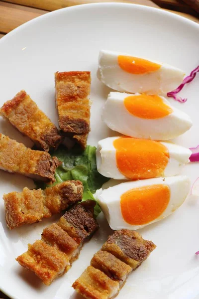 Tuzlu yumurta ve kızarmış domuz eti lezzetli