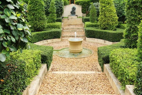 Brunnen im Garten mit schöner Natur — Stockfoto