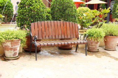 Vintage tarzı koltukları bahçede ayarla