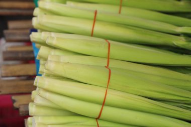 Belgili tanımlık çarşı içinde yemek pişirmek için taze Mısır