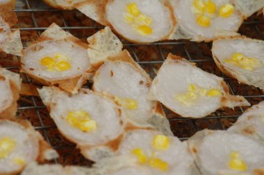 Hindistan cevizi sütü karıştırın şeker ve un, Tay tatlı