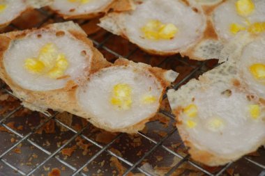 Hindistan cevizi sütü karıştırın şeker ve un, Tay tatlı