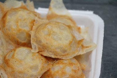 Hindistan cevizi sütü karıştırın şeker ve un, Tay tatlı