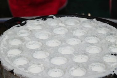 Hindistan cevizi sütü karıştırın şeker ve un, Tay tatlı