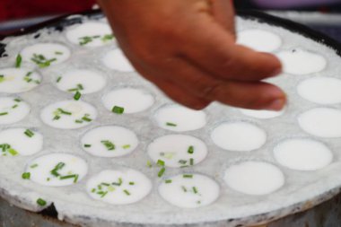 Hindistan cevizi sütü karıştırın şeker ve un, Tay tatlı