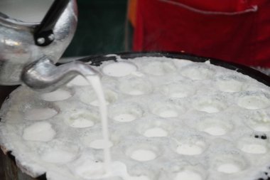 Hindistan cevizi sütü karıştırın şeker ve un, Tay tatlı