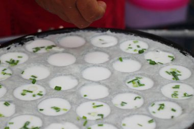 Hindistan cevizi sütü karıştırın şeker ve un, Tay tatlı