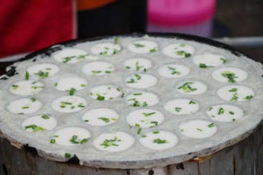 Hindistan cevizi sütü karıştırın şeker ve un, Tay tatlı