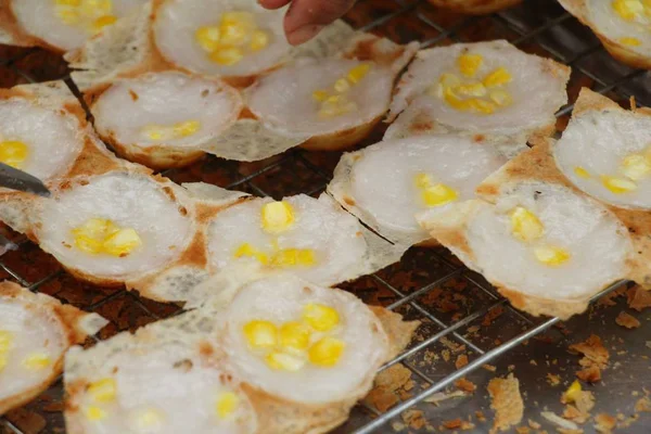 Hindistan cevizi sütü karıştırın şeker ve un, Tay tatlı