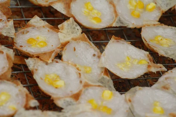 Hindistan cevizi sütü karıştırın şeker ve un, Tay tatlı