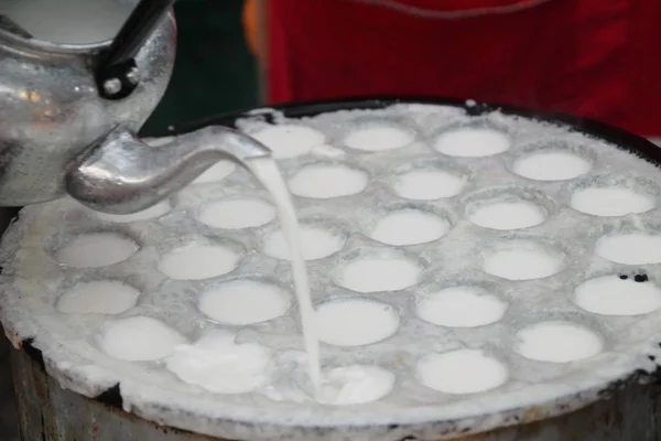 ココナッツ ミルクは砂糖と小麦粉、タイデザートをミックスします。 — ストック写真