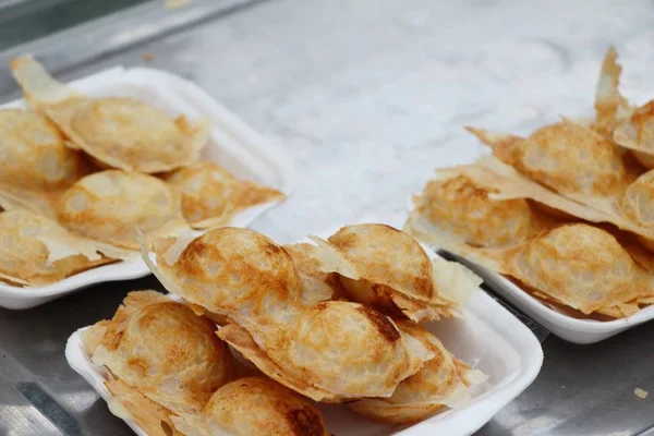 Hindistan cevizi sütü karıştırın şeker ve un, Tay tatlı